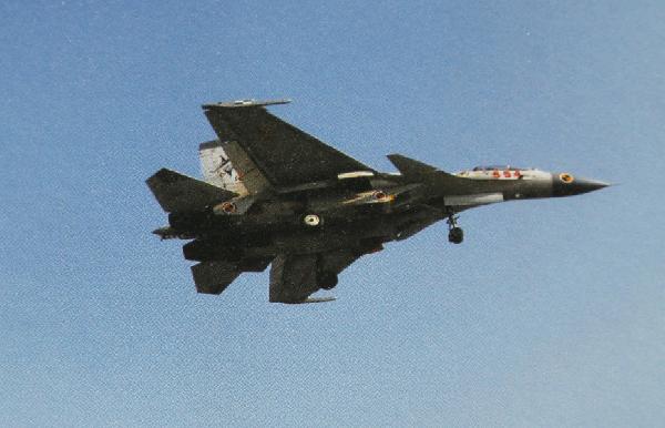 歼-15舰载机的垂直尾翼涂装有鲨鱼标志,歼-15在我军中绰号"飞鲨".