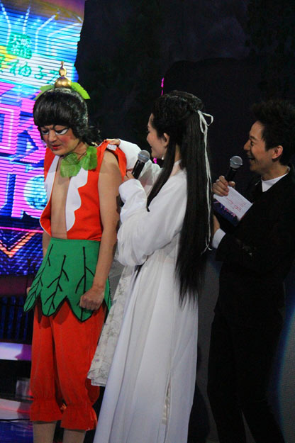 包贝尔再现真人版葫芦娃 卖萌"很受伤"[高清大图]