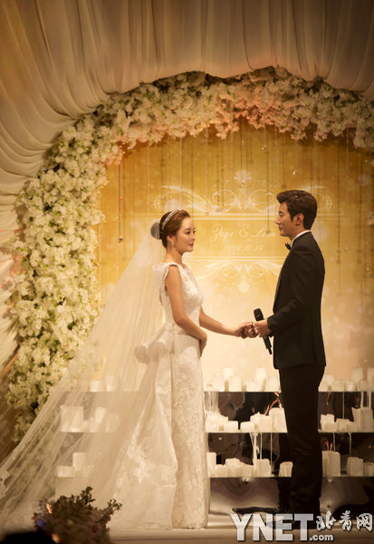 蔡琳高梓淇夫妇韩国首亮相十指紧扣秀甜蜜