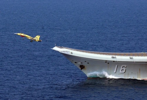 此次試驗各型艦載機累計完成各類飛行百餘架次,先後進行了殲—15艦載