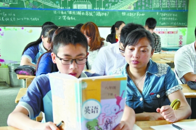 武汉一中学开"周末学校" 学生带家长一起"补课"