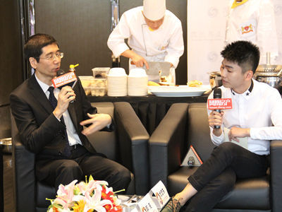 舌尖上的中国"总顾问,美食家董克平与主持人一起为大家讲解美食的品鉴