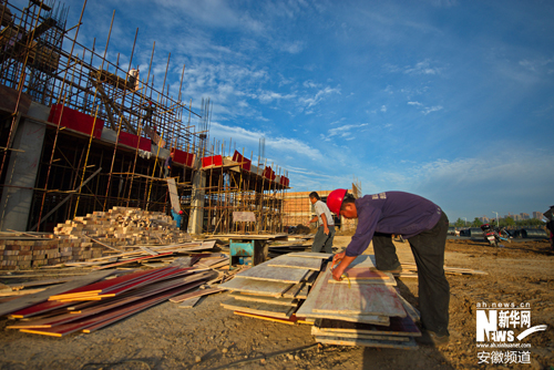 阜南:中秋前工业园区工人赶工期紧张施工(图)