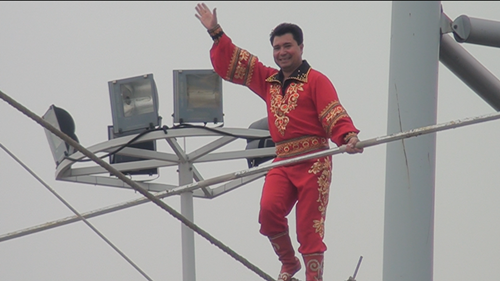 图为:阿迪力表演"达瓦孜"图为:阿迪力接受采访6月10日,"奇妙杂技,大爱