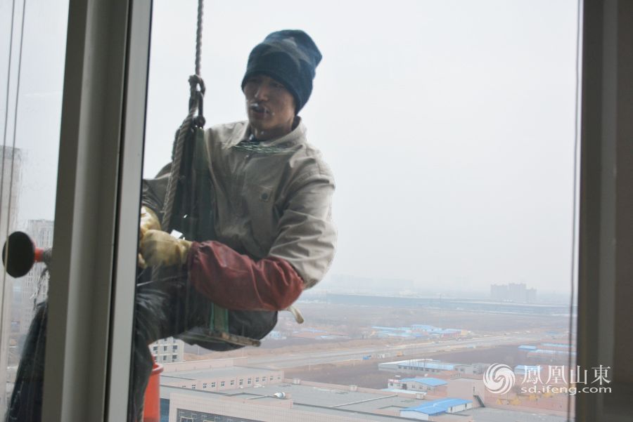 都市蜘蛛人走近潍坊玻璃幕墙清洁工