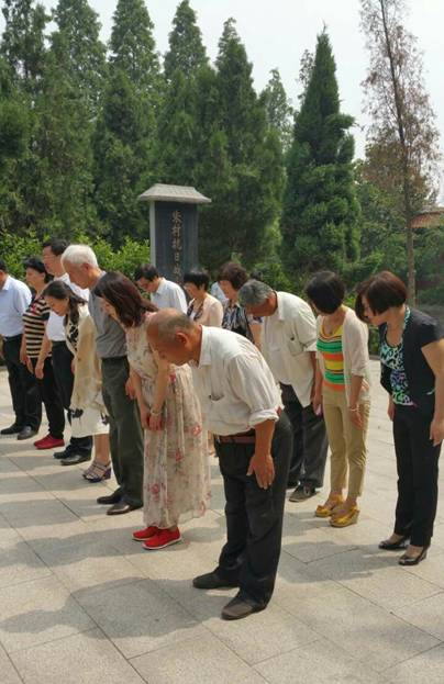 在八路军老四团钢八连抗战纪念馆,听讲解员讲述了朱村的抗战历史.