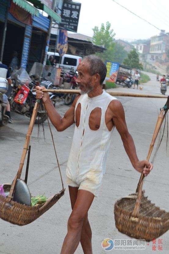 新闻早班车 > 正文时装大爷 原标题:邵阳最潮卖菜大爷走红网络 近日