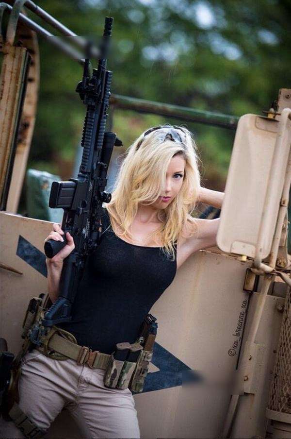 美国网友晒老婆女人玩枪既性感又美艳组图