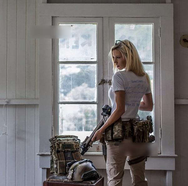 美国网友晒老婆女人玩枪既性感又美艳组图