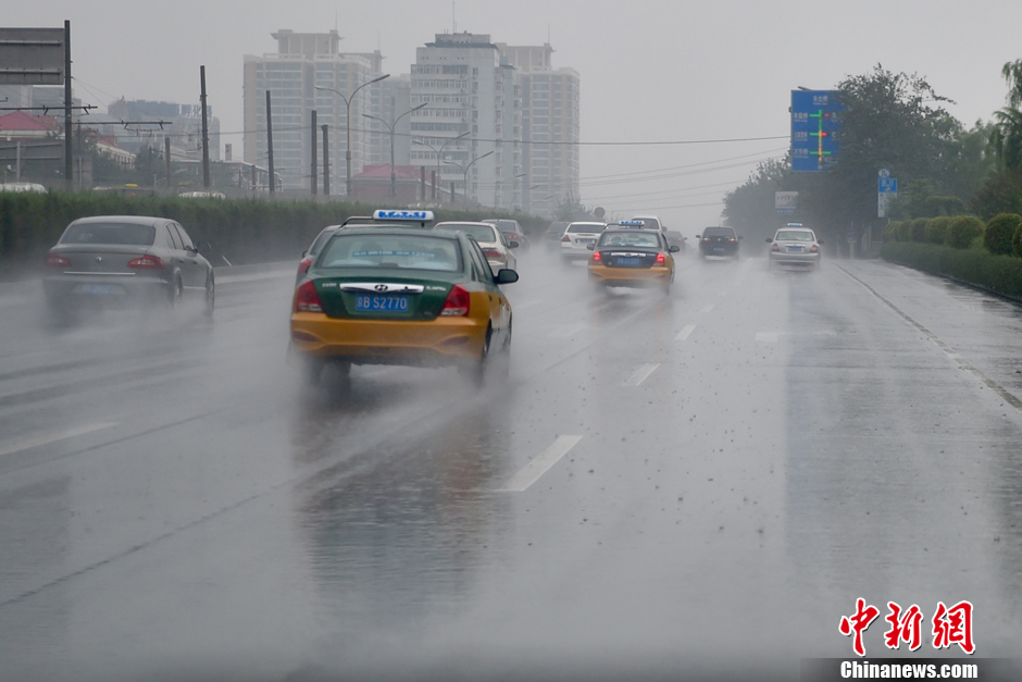 北京暴雨雷电齐来袭路面积水严重