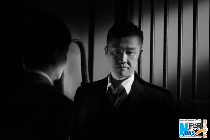 黄志忠黑白质感剧照曝光目光冷峻深邃