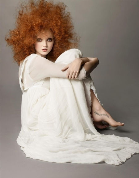 莉莉-科尔(lily cole)同样长得"抽象"的还有莉莉-科尔(lily cole),她