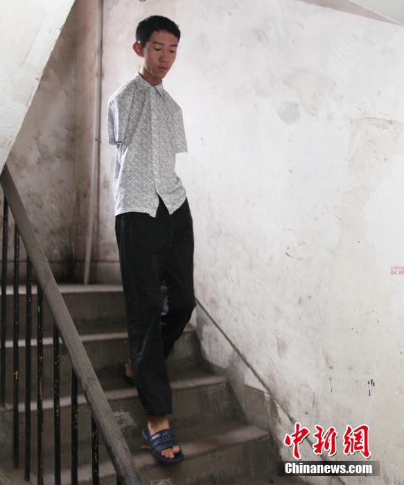 无臂男孩的高考路