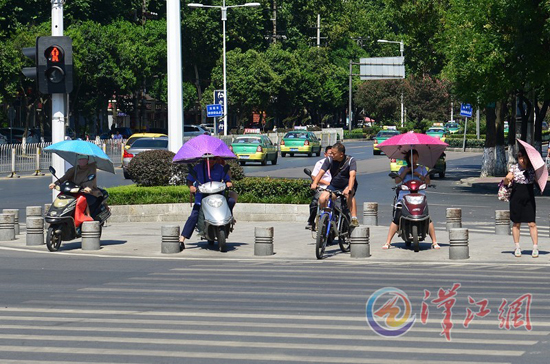 烈日下等红灯太煎熬 十字路口的遮阳棚哪儿去了? _湖北频道_凤凰网
