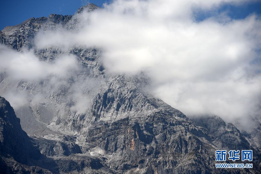云绕雪山别样美