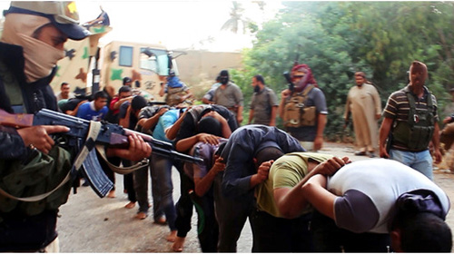 一个伊拉克武装分子网站发布的照片显示,isis的武装分子正押解着一群