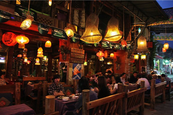 大理古城要求"停电不得点蜡烛"遭商户吐槽