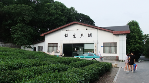 90后美女邂逅杭州锦生丝绸店_凤凰网