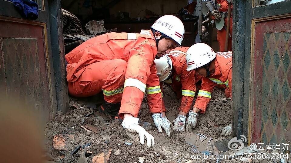 123456高清圖集8月4日,消防在雲南地震災區廢墟中徒手挖人.