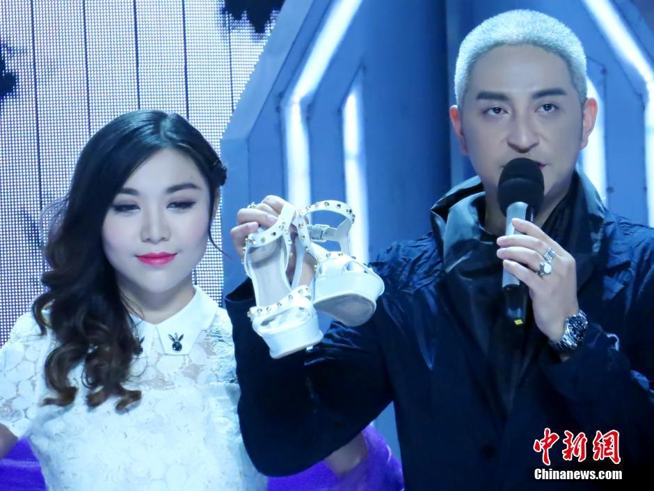 超模赤脚走"活虫"t台 模特们赤脚走过数万只活土鳖虫爬满t台.