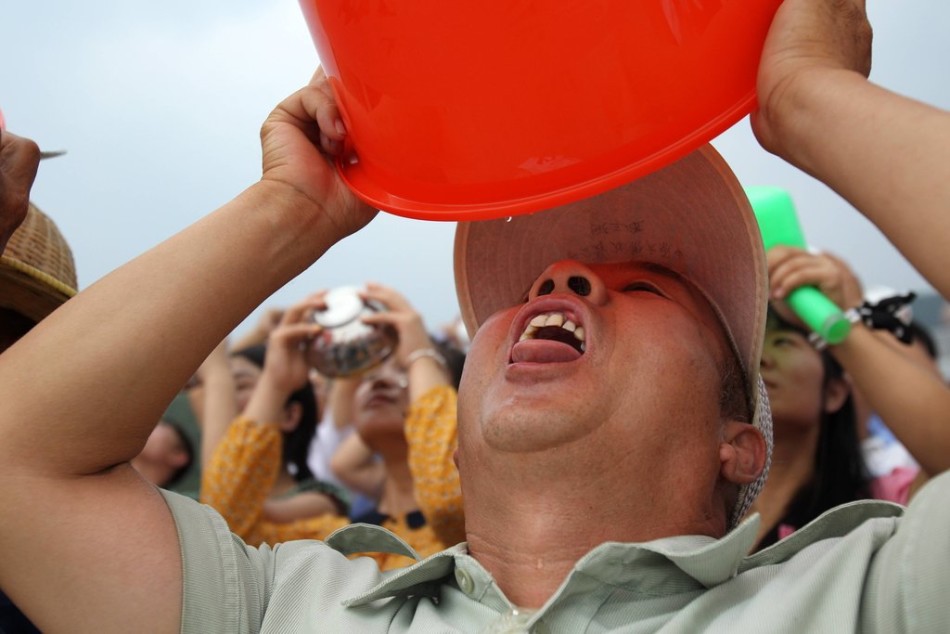河南久旱地区民众举空水桶抗议冰桶挑战