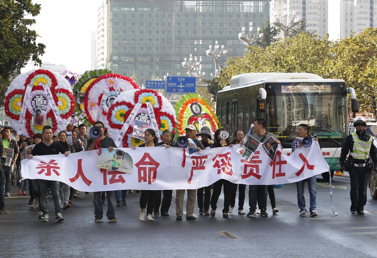 昆明踩踏事件遇难学生家属拉横幅讨说法(图)