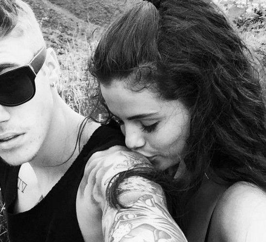 比伯晒照秀恩爱 赛琳娜甜蜜献吻表情陶醉