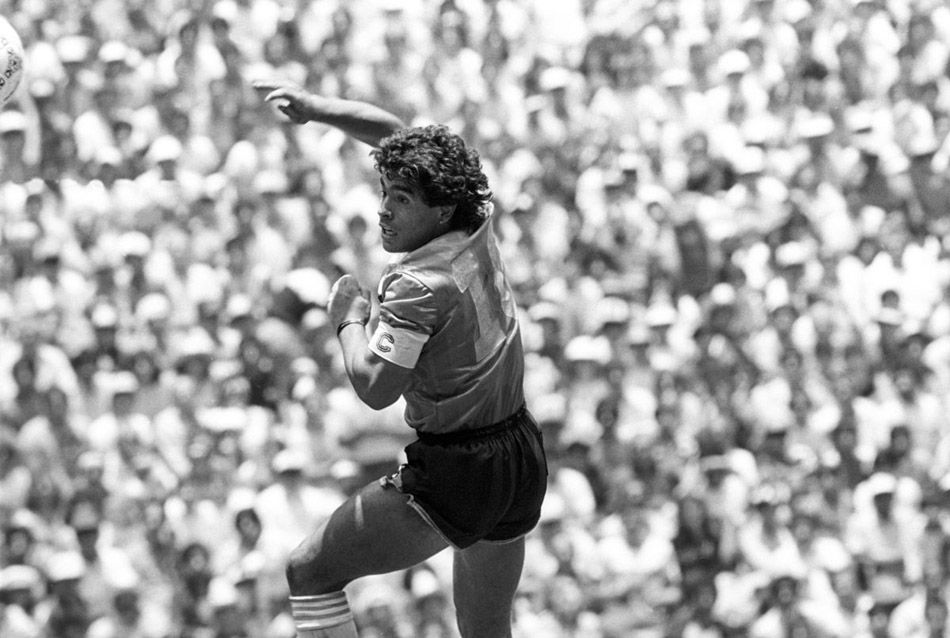 马拉多纳泳池里再演"上帝之手"