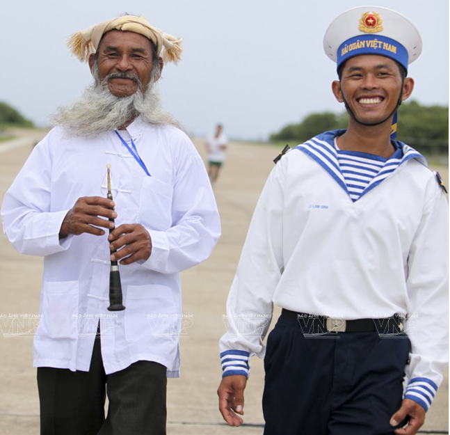 越南海军家属前往中国南沙南威岛进行慰问组图