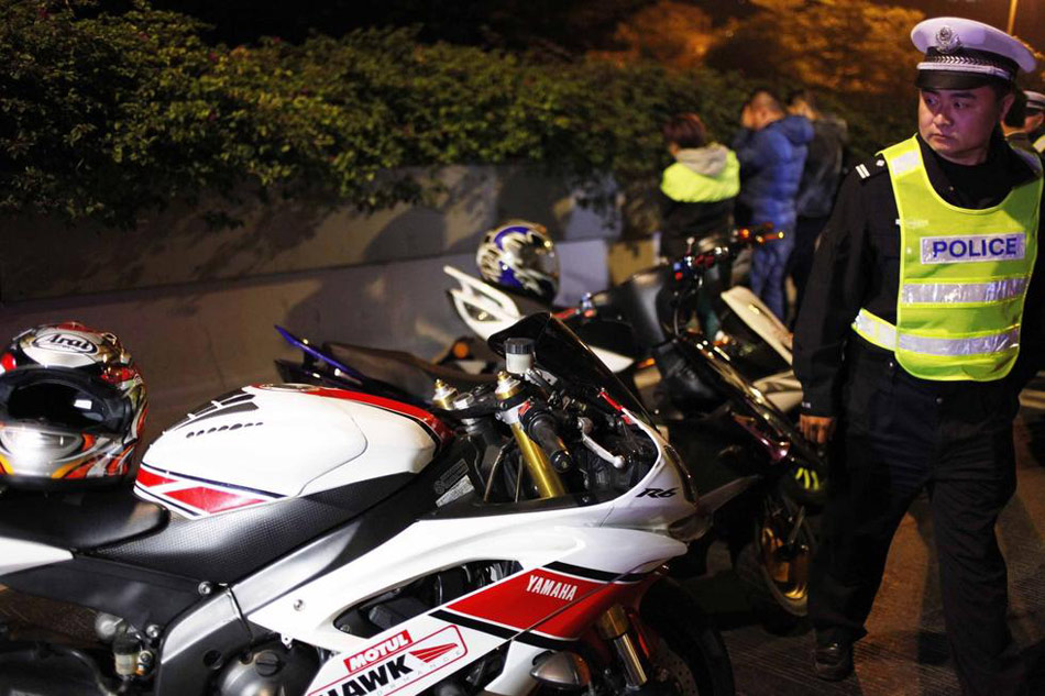 广州交警深夜查车 现场堪比豪车展(6/8)