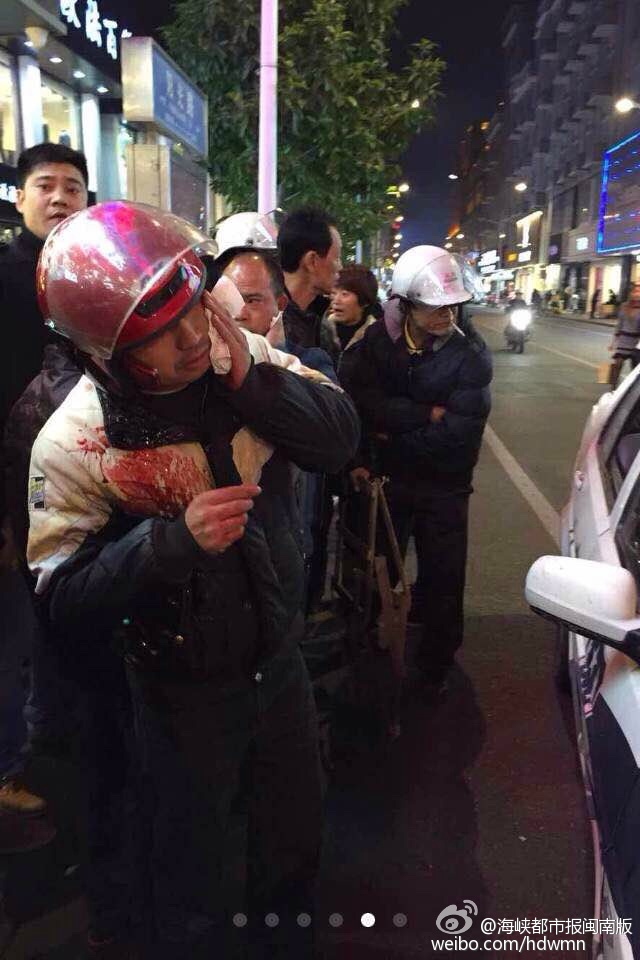 福建一男子当街无差别持刀砍人 多人被砍(组图)
