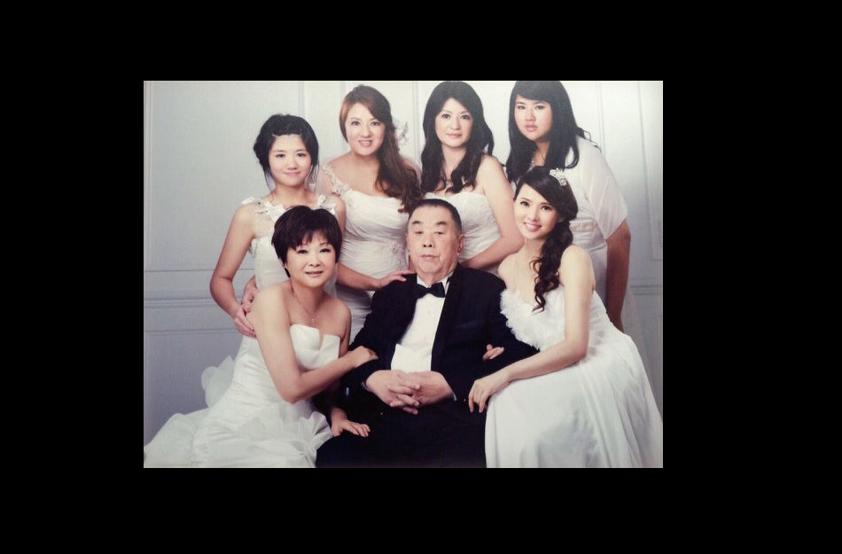 伊能静晒三代同堂合照感怀家人相互扶持高清大图