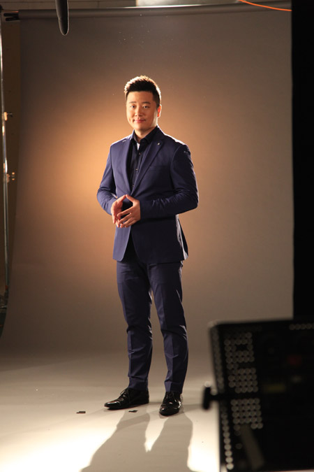 全媒体大开讲火热开播主播万俊一改严肃风格