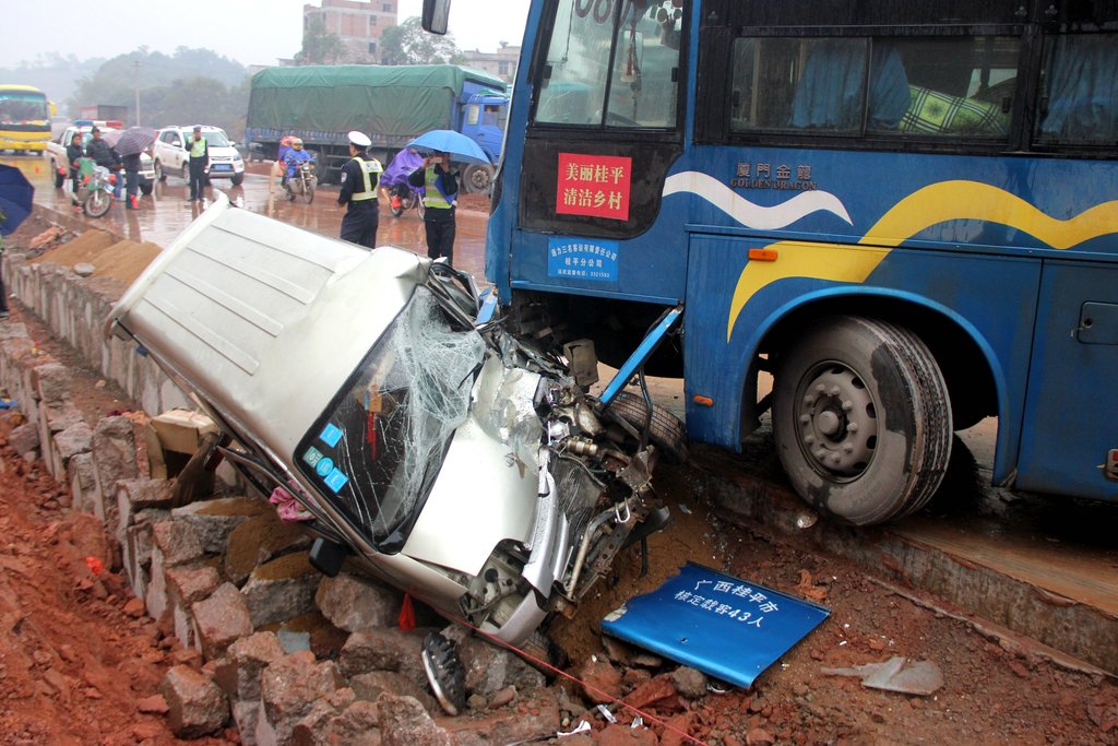 阴雨天气致返乡"铁骑"遭遇多起车祸 事故现场.