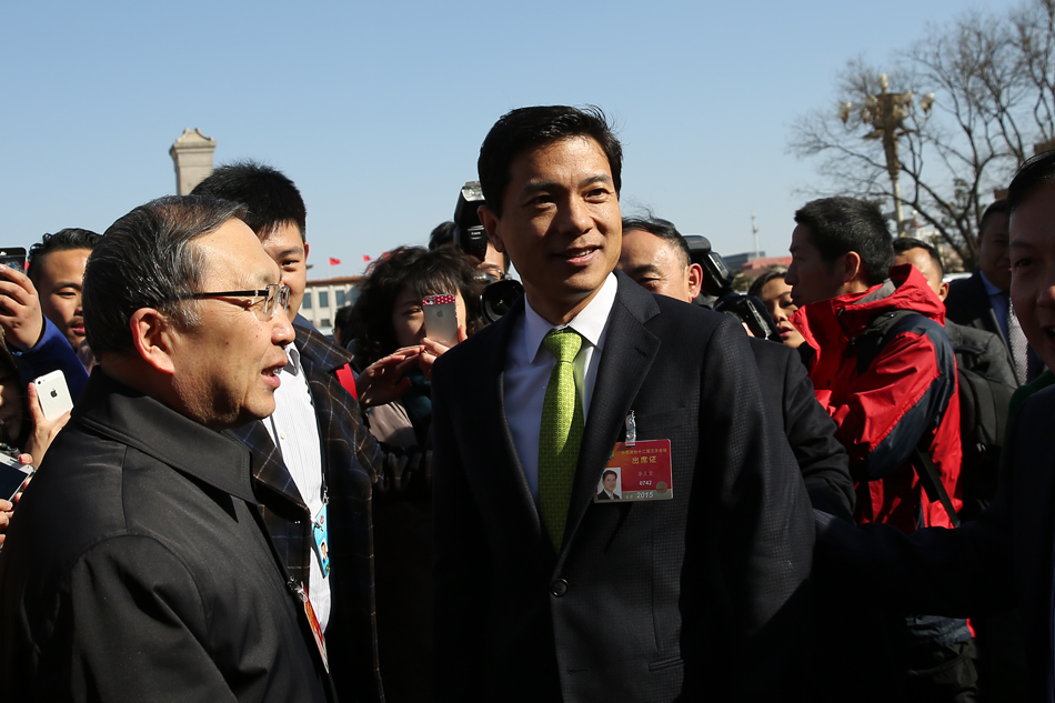 政协开幕前,李彦宏步入人民大会堂.冯中豪/摄