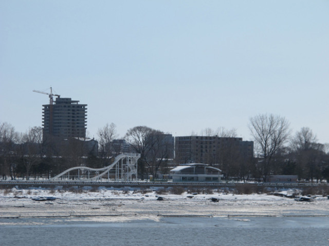 与丹东隔江相望的朝鲜新义州anna fifield摄/《华盛顿邮报》