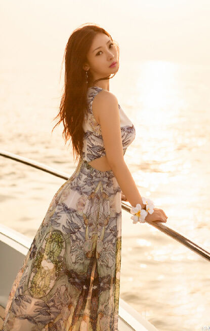 柳岩游轮凭栏远眺长发飘逸风情万种图