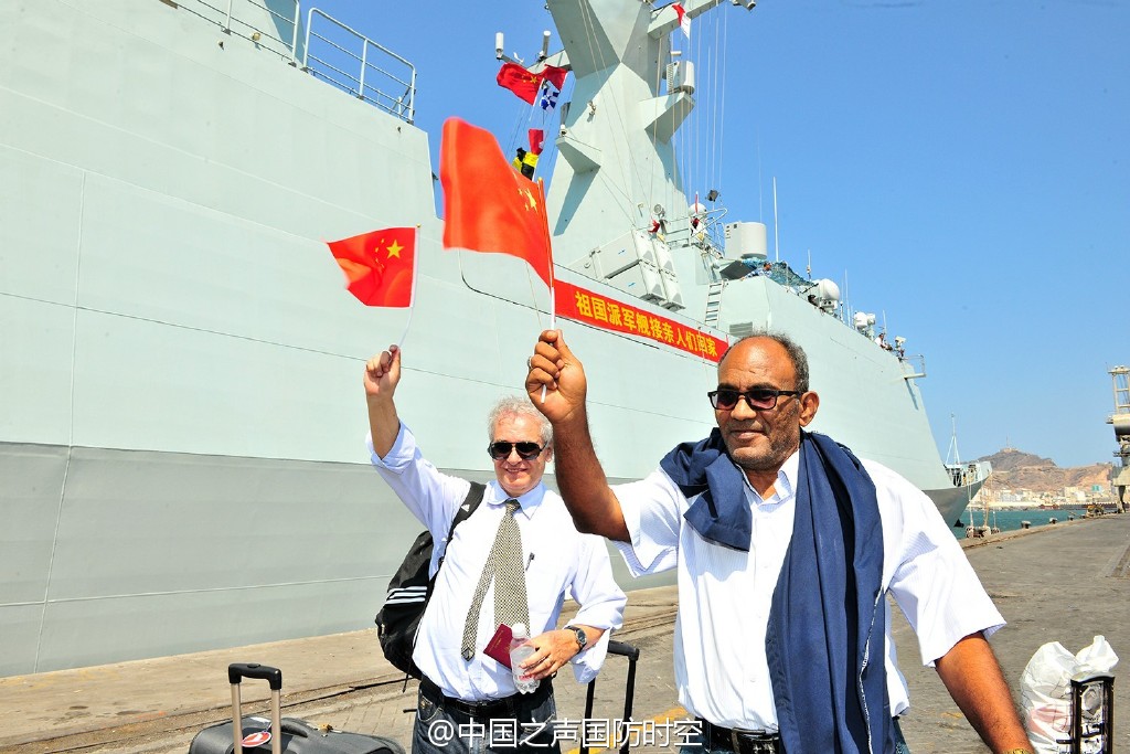 实拍中国军舰赴也门撤侨 同胞挥国旗高呼祖国万岁
