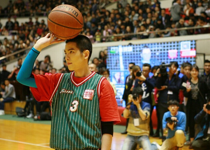 你说,萧敬腾打篮球?是那个会唱歌的萧敬腾吗?是那个雨神吗? duang!