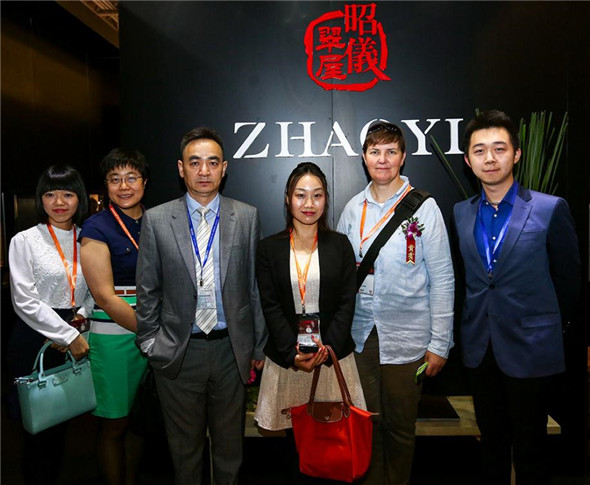 上海站揭幕首日,昭仪携旗下顶级翡翠珠宝品牌"昭仪翠屋"及当代艺术