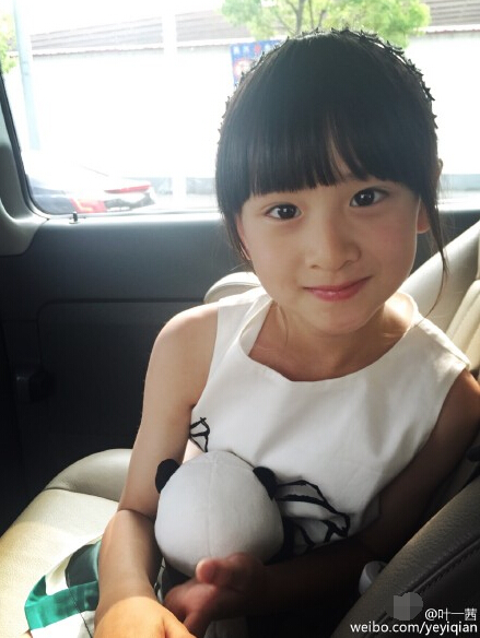 星爸星妈晒照庆六一!angla森碟甜馨等萌娃快乐过节