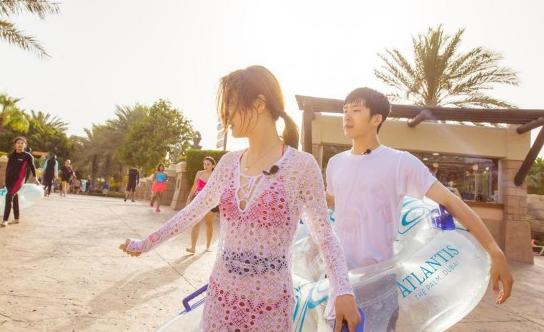 郑爽透视装湿身大战男星 比基尼若隐若现