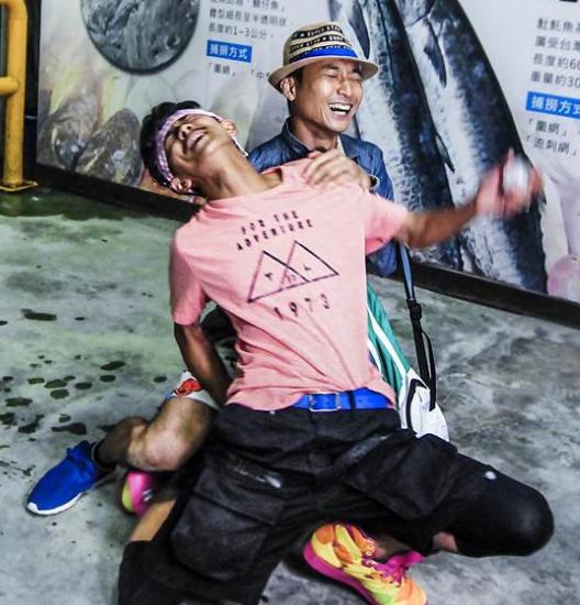 台男主持人裤裆塞满冰块大叫屁股好痛图