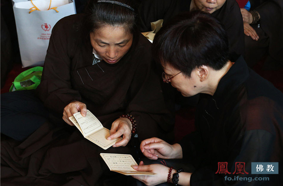 实拍:观音成道日 350人灵隐寺皈依佛门_佛教频道_凤凰网