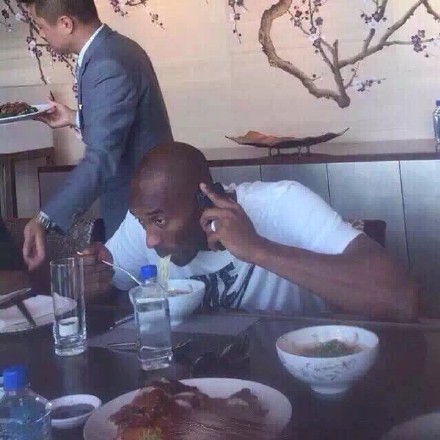 科比现身中国面馆!边打电话边用叉子吃面(图)