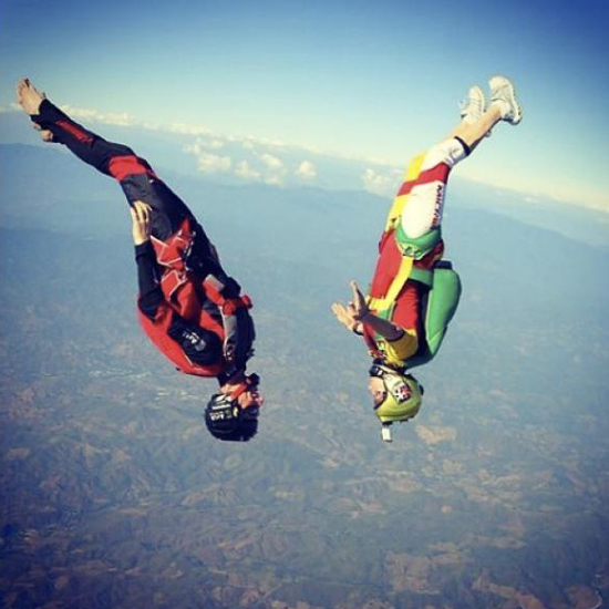 恩爱秀出新高度情侣跳伞途中接吻羡煞旁人