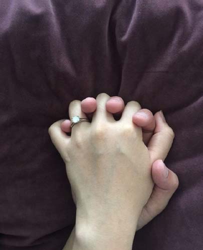 上午印小天在微博晒出一张与带着婚戒的女友牵手的照片,并宣布将定于9