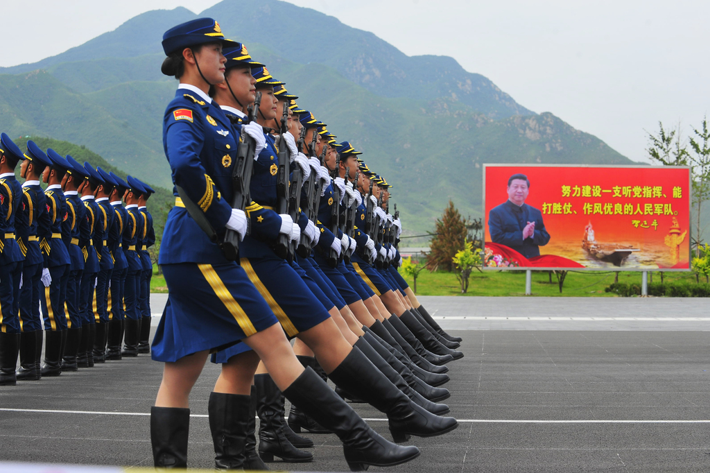 实拍阅兵村阅兵方队 女仪仗兵首次受阅