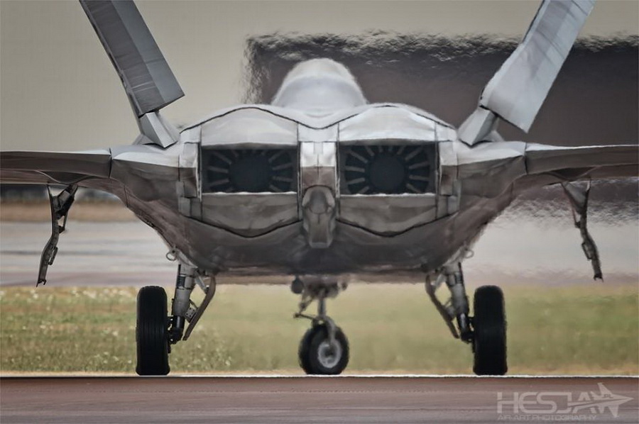 美军f22战机雨中起飞尾焰气流清晰可见