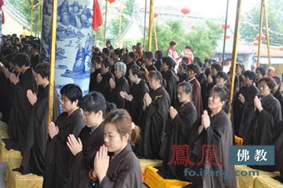 图片来源:凤凰佛教)羯磨阿阇梨:正德法师(图片来源:凤凰佛教)得戒和尚